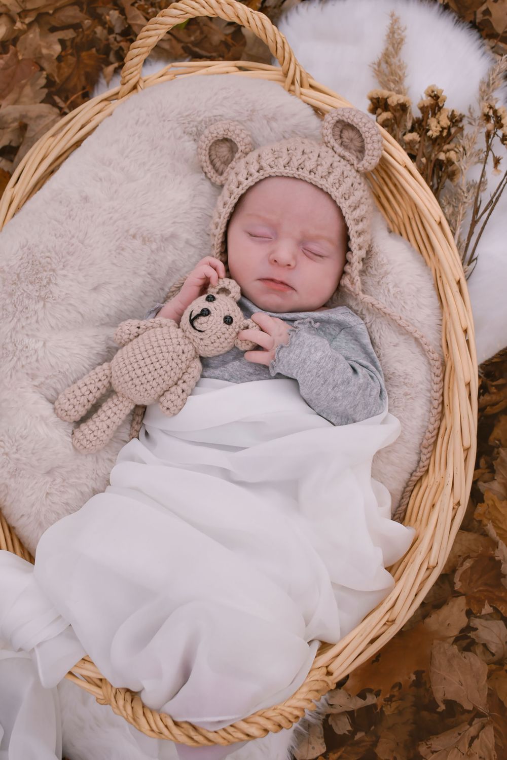 Spécialisée en photographie lifestyle, je capture les premiers jours de votre bébé avec tendresse, sans forcer les poses.