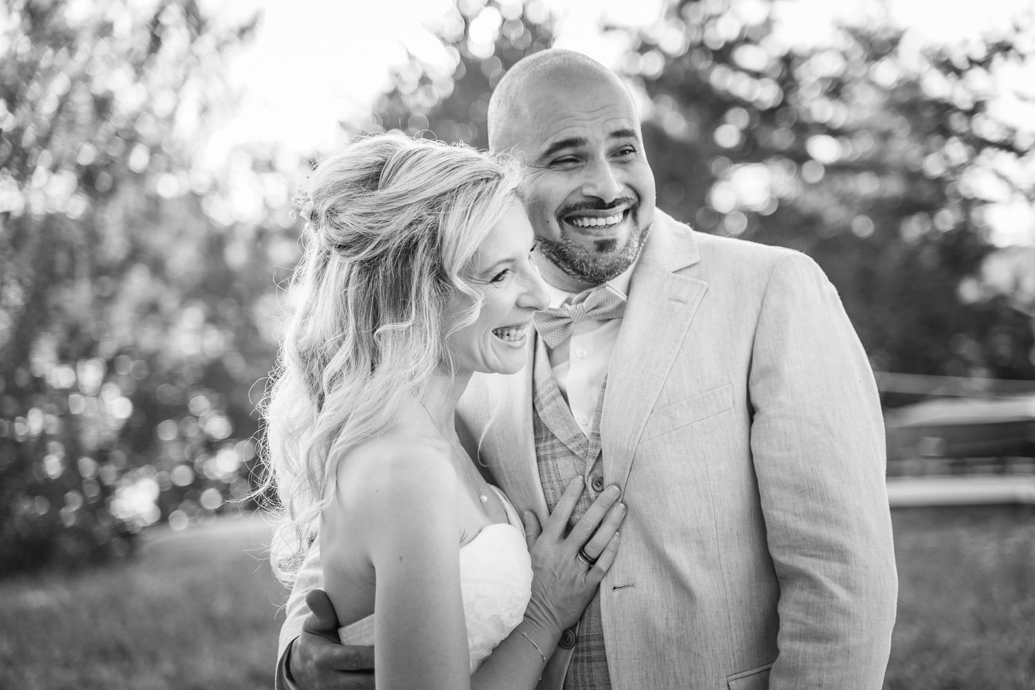 Natürliches Paarportrait einer Hochzeit in Regensburg – echte, lebendige Hochzeitsmomente.