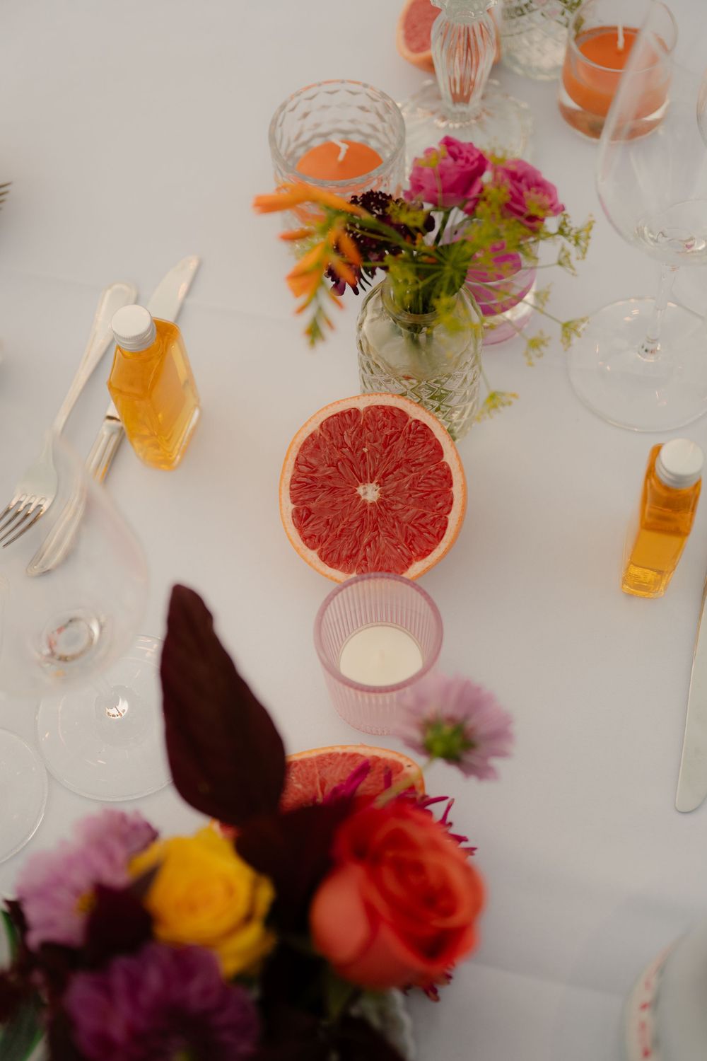 Décoration de table colorée et fruitée d'un mariage au Chateau Rasque.