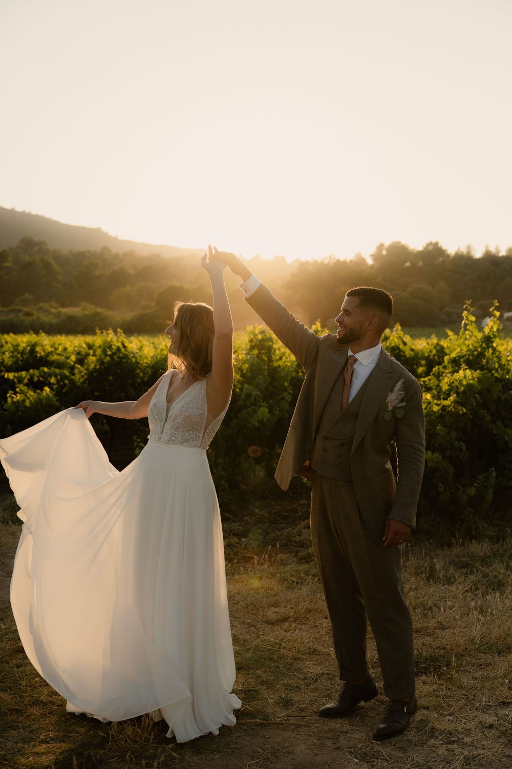 Photographe Miolan Provence - Marié qui fait danser sa femme dans les vignes du domaine au Sunset.