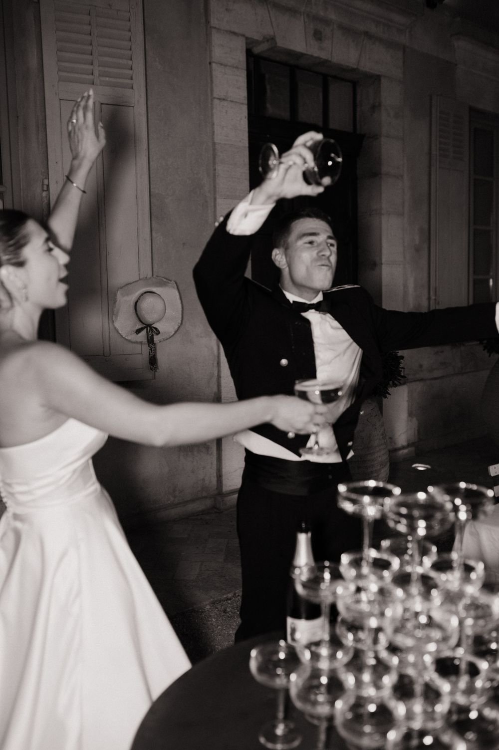 Moment festif durant la tour de Champagne le soir d'un mariage au Chateau des Demoiselles.