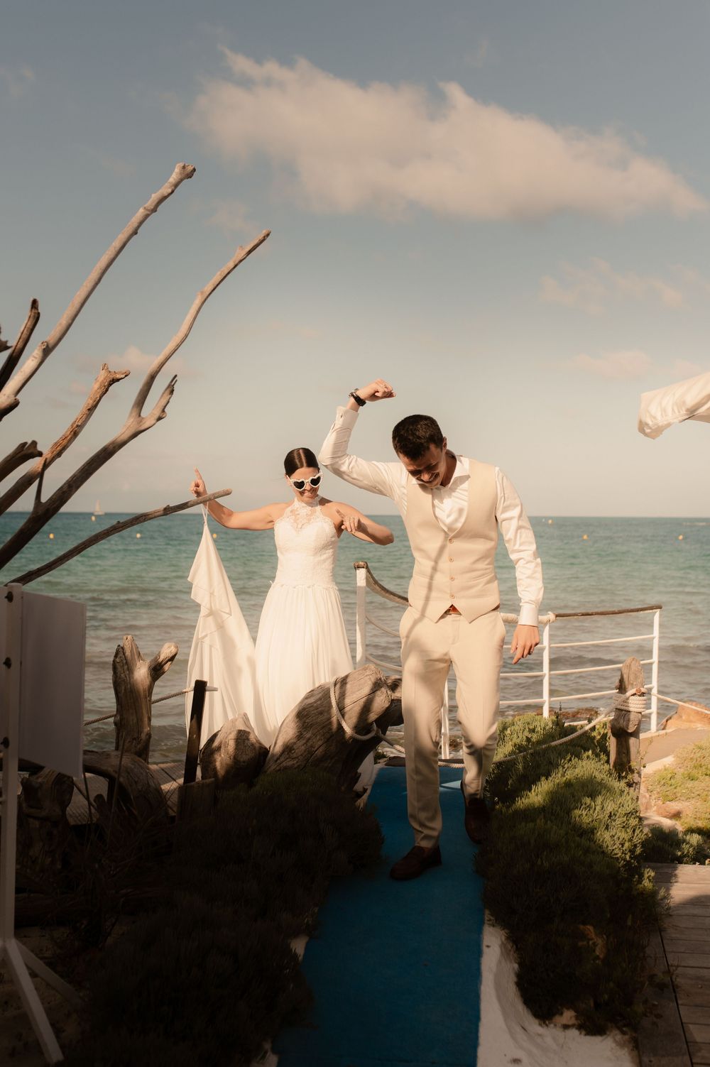 Mariage au bord de mer à Antibes - Les mariés arrivent de façon festives de la plage pour rejoindre leur invites.