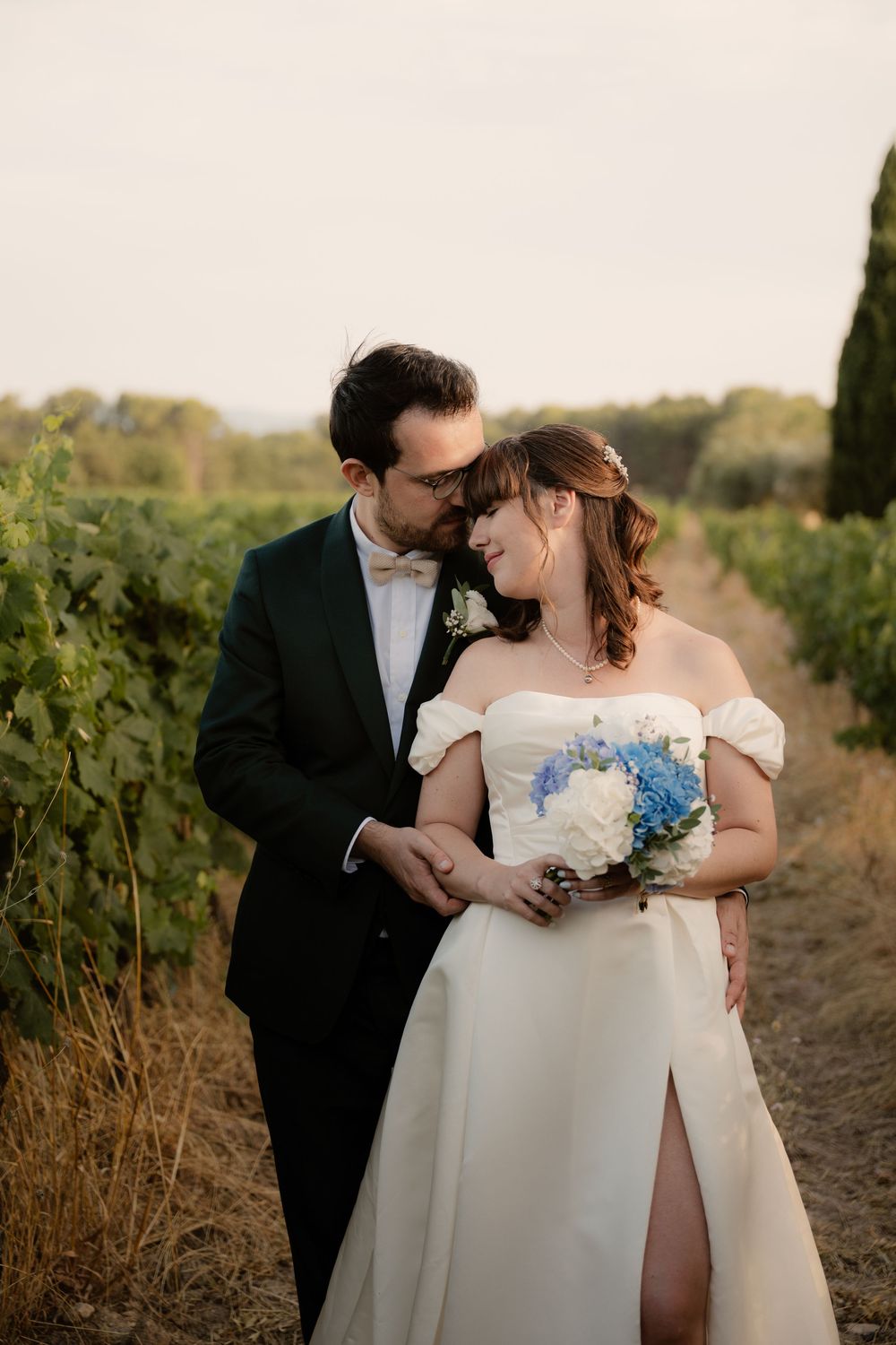 Mariés dans les vignes qui s'étendent à perte de vue au Chateau saint esprit.