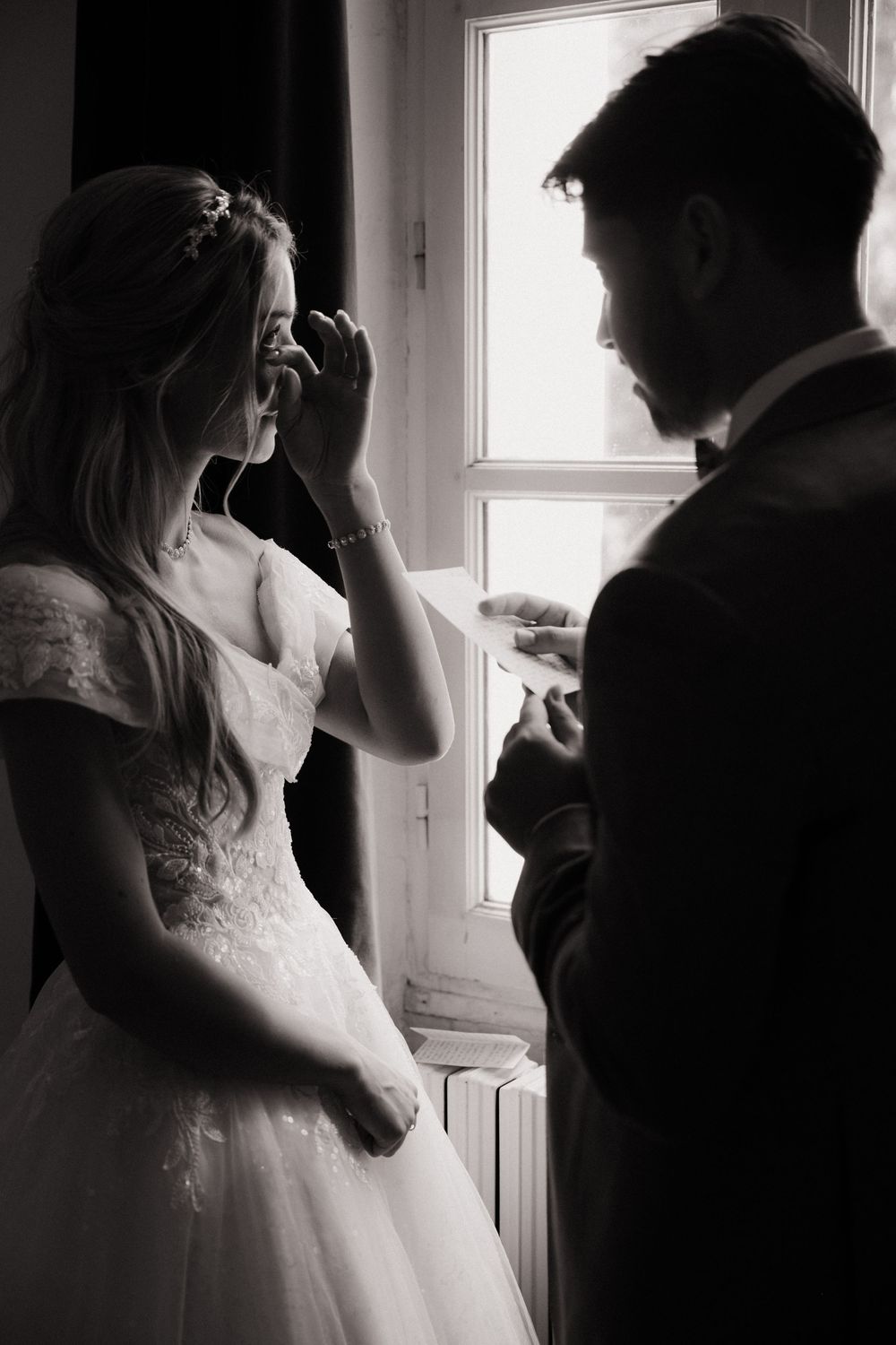 Echange de voeux d'un couple de mariés devant une fenêtre du Chateau de Nans.