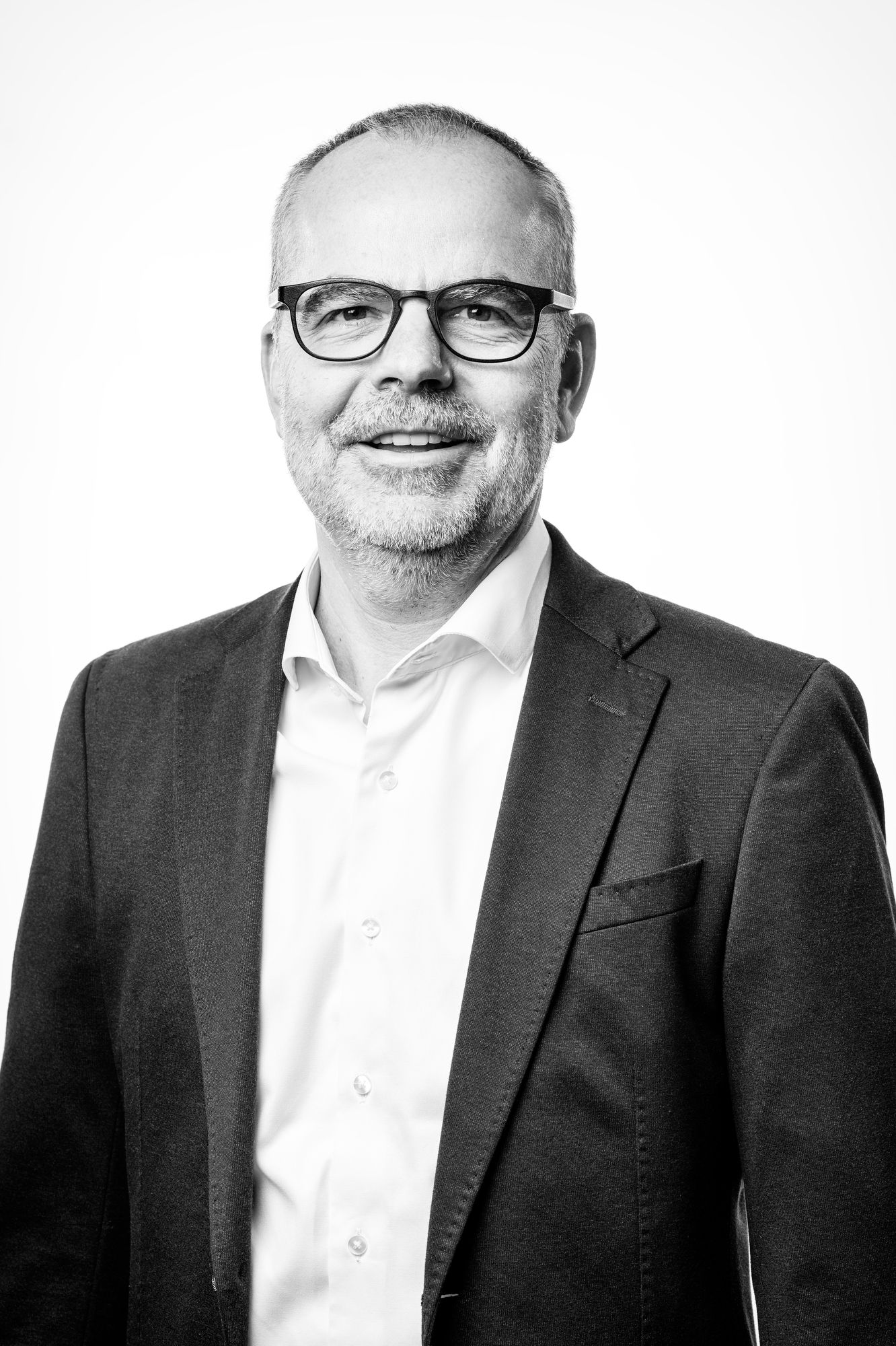 LinkedIn portret van mannelijke ondernemer met bril, zwart wit studiofoto voor professionele profielfoto op LinkedIn en sterke eerste indruk