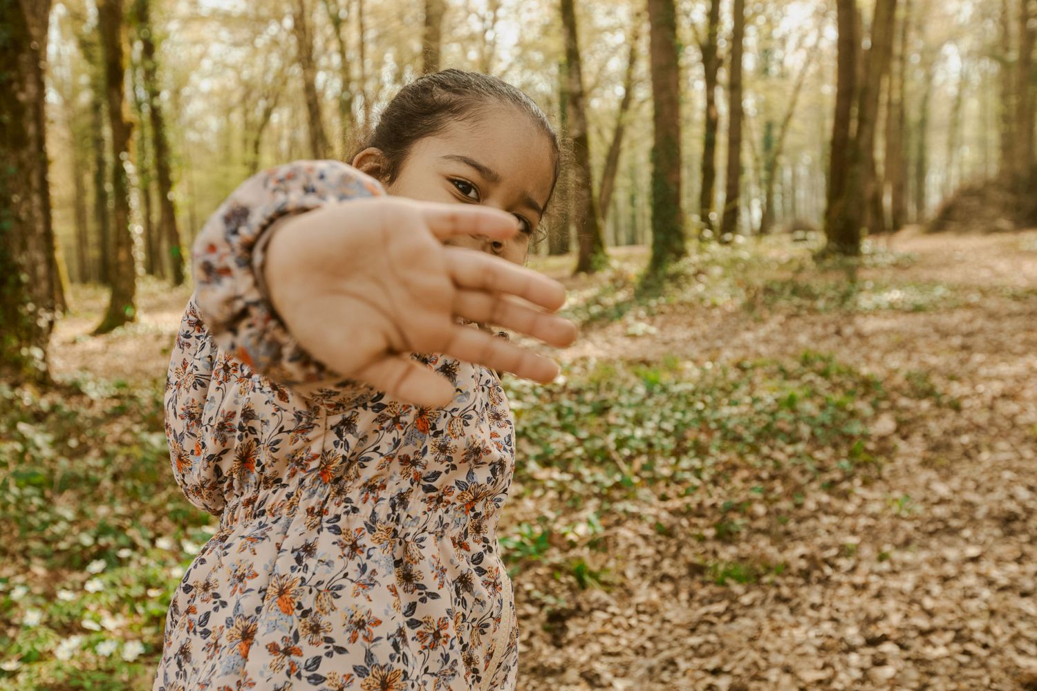 Petite fille qui joue dans la forêt au lac du Der, dans la Marne
