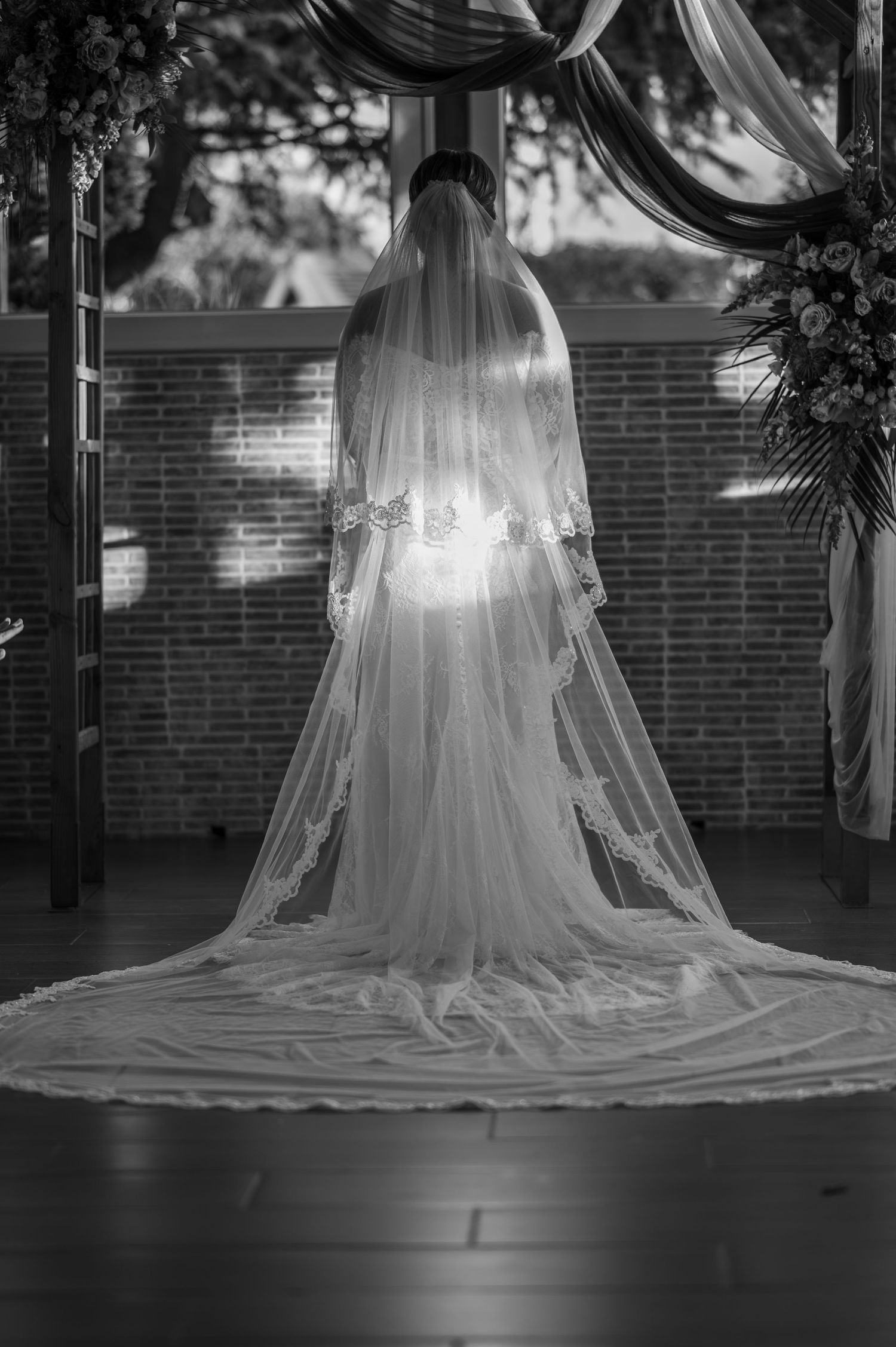Un couple partage un moment de danse romantique entouré d'effets de brouillard atmosphérique lors de leur réception de mariage.