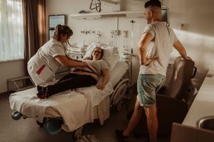 Geboortefotograaf geboorte geboortefotografie brabant Oss bevalling Den Bosch Uden  fotografie baby newborn newlife zwangerschapsshoot gezin