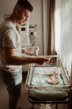 Geboortefotograaf geboorte geboortefotografie brabant Oss bevalling Den Bosch Uden  fotografie baby newborn newlife zwangerschapsshoot gezin