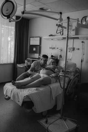 Geboortefotograaf geboorte geboortefotografie brabant Oss bevalling Den Bosch Uden  fotografie baby newborn newlife zwangerschapsshoot gezin