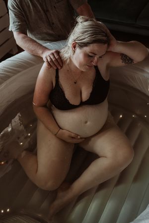Geboortefotograaf geboorte geboortefotografie brabant Oss bevalling Den Bosch Uden  fotografie baby newborn newlife zwangerschapsshoot gezin