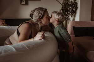 Geboortefotograaf geboorte geboortefotografie brabant Oss bevalling Den Bosch Uden  fotografie baby newborn newlife zwangerschapsshoot gezin