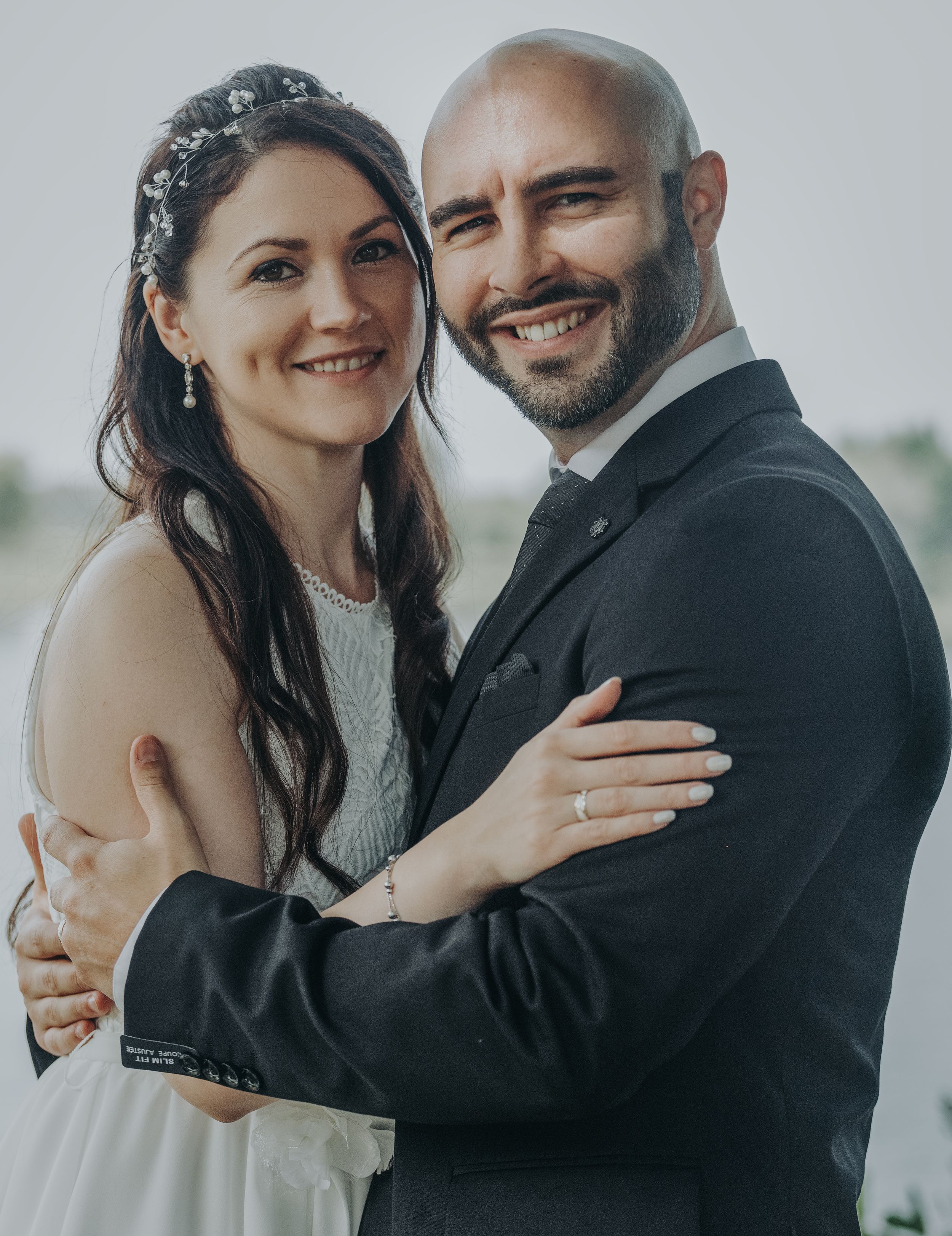 Couple de mariés photographié à Montréal en lumière naturelle