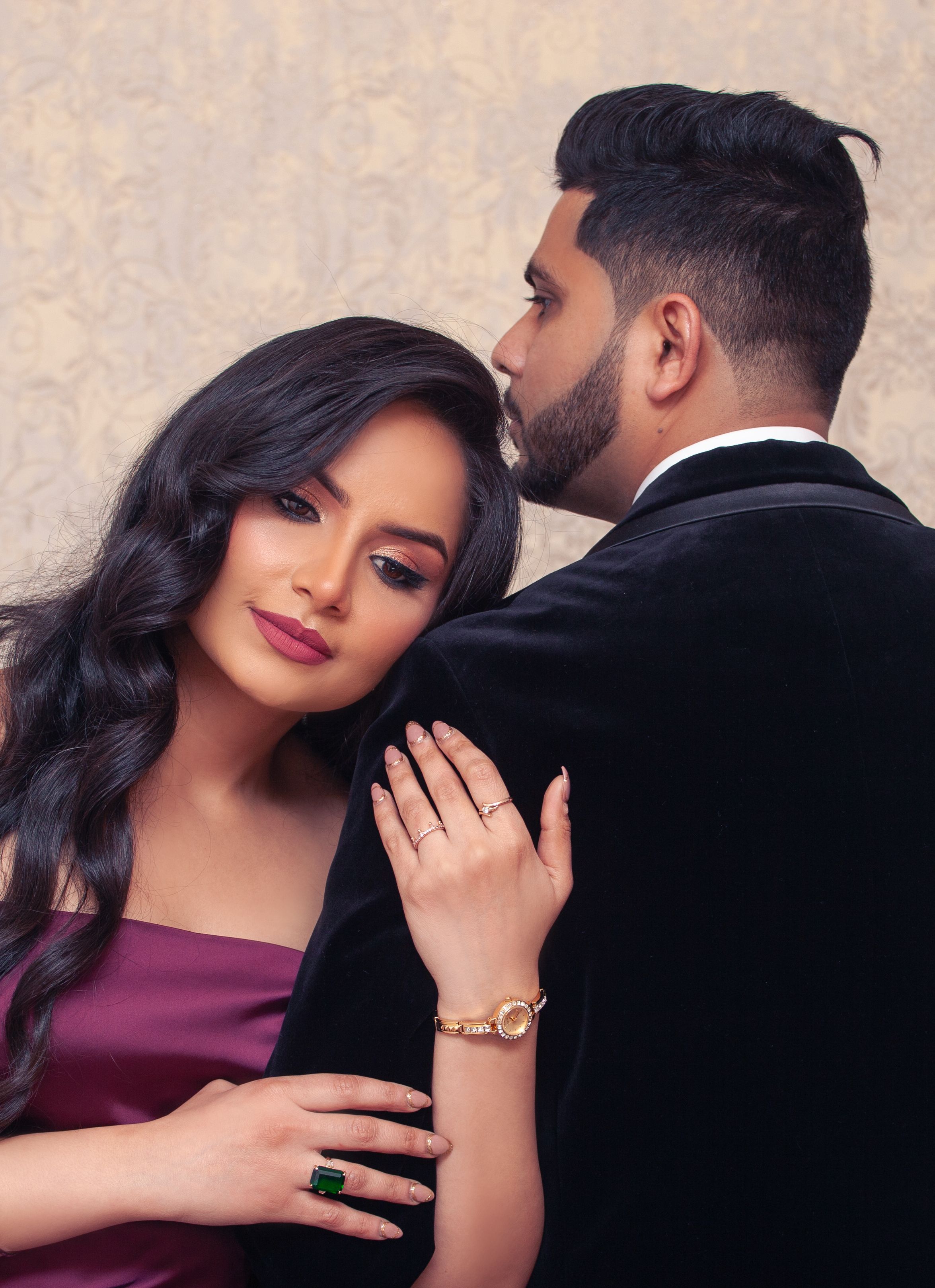 Séance photo de couple de mariés réalisée au Québec, mettant en lumière la complicité, l’émotion et la connexion authentique des mariés à tr