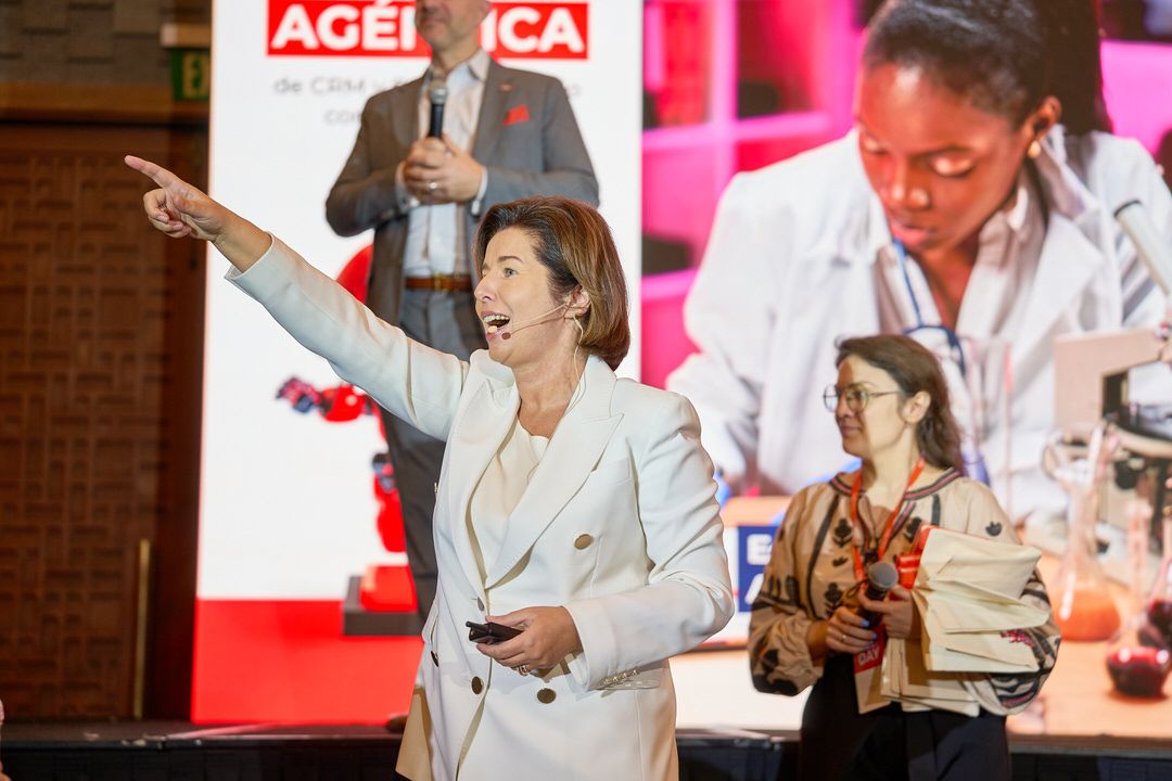 Ponente presentando innovación tecnológica en auditorio del Edificio del Pantalón, CDMX.