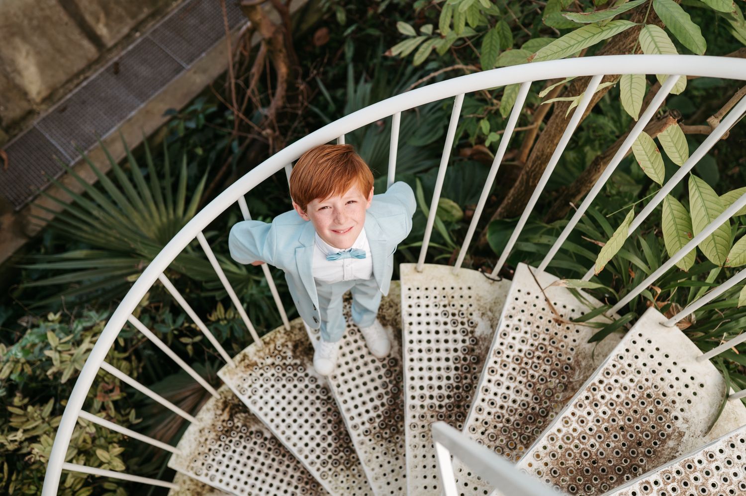 Melissa Stuer Photography Moederschapsfotograaf Moerbeke Oost-Vlaanderen
kinderfotografie eerste communie jongen plantentuin meise trap