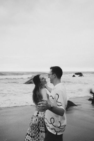 photo engagement couple