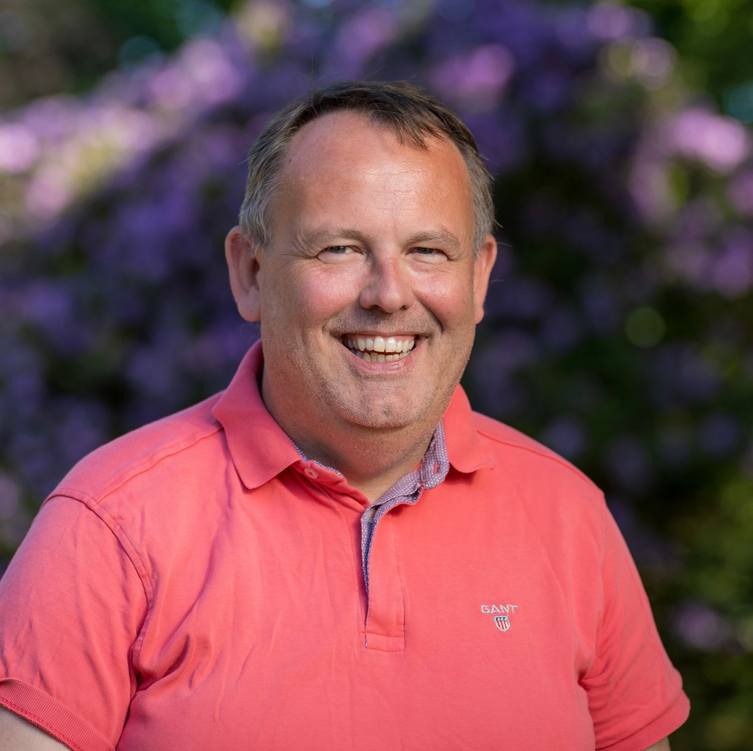Kristian Bast, vinder af guld i bedste bryllupsfoto, fanger magiske øjeblikke med ekspertise og passion. Oplev hans prisvindende arbejde!