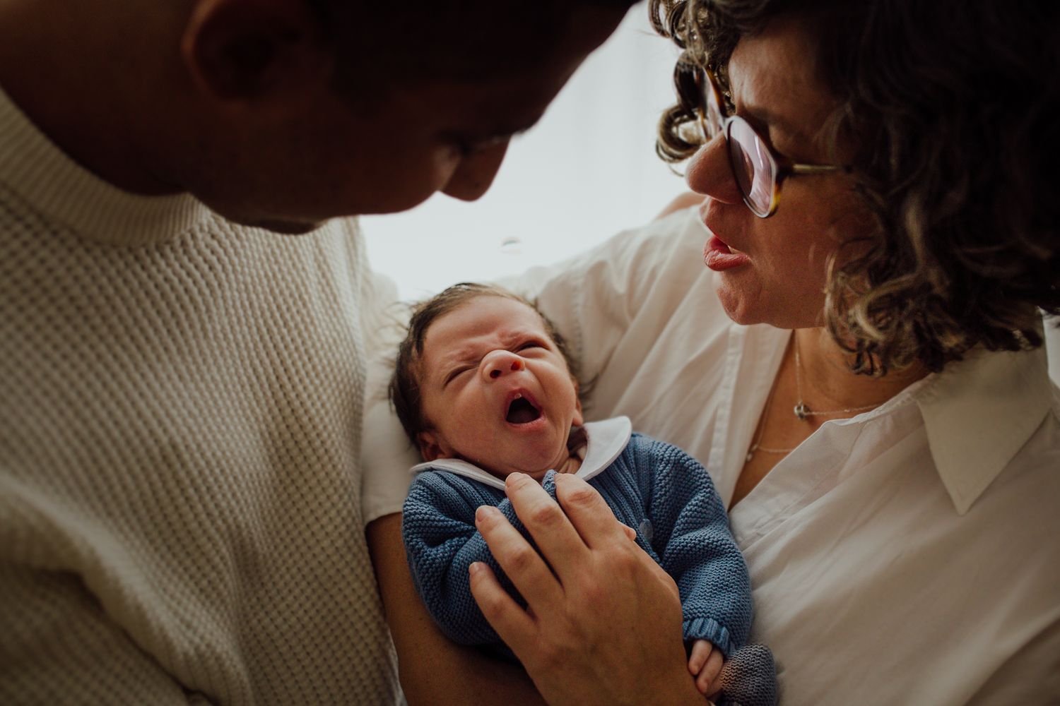 Die Eltern streicheln ihr Baby, während es gähnt
