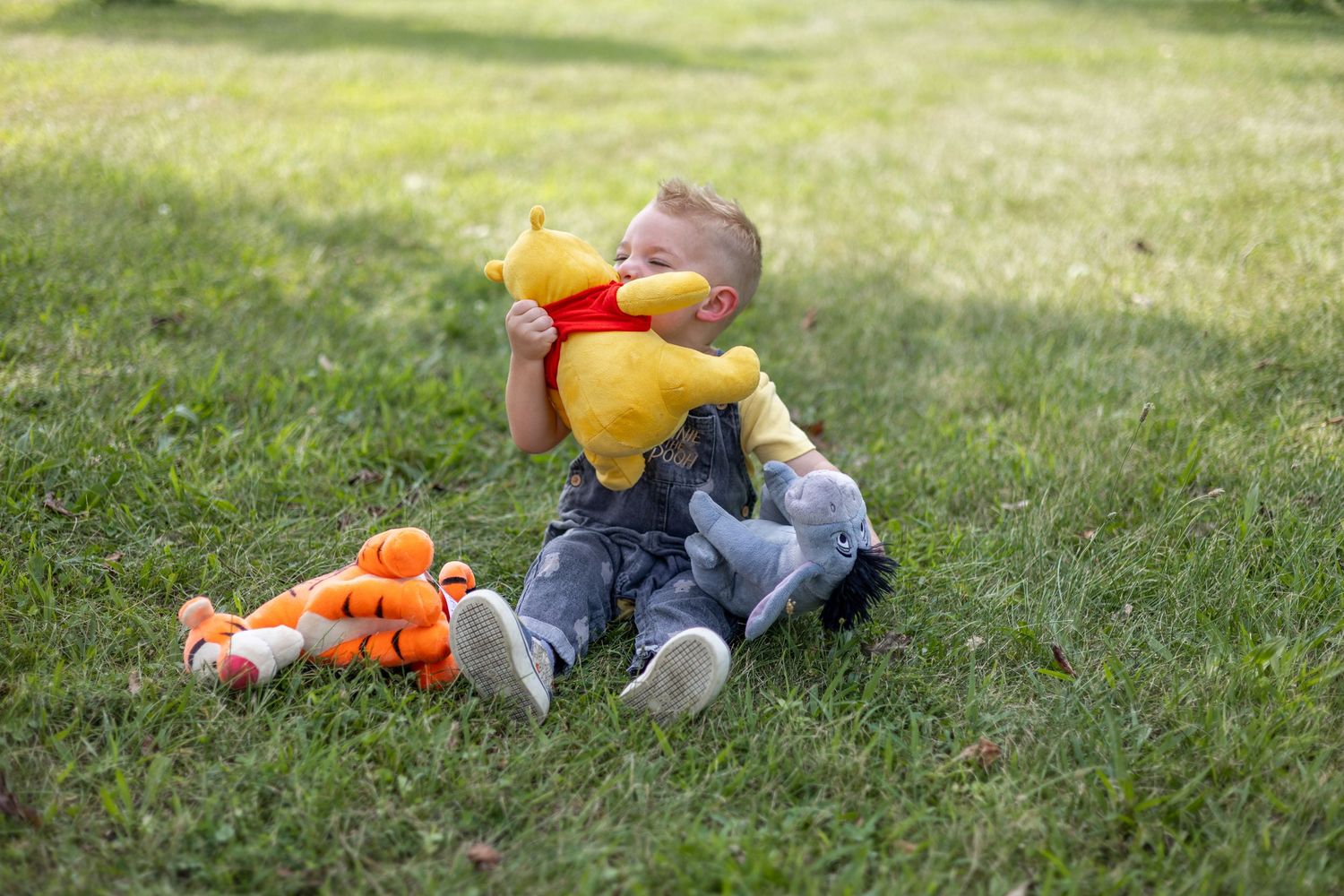 Springfield, IL Photographer captures a boy giving his favorite stuffy a kiss and hug during a milestone session in Central IL