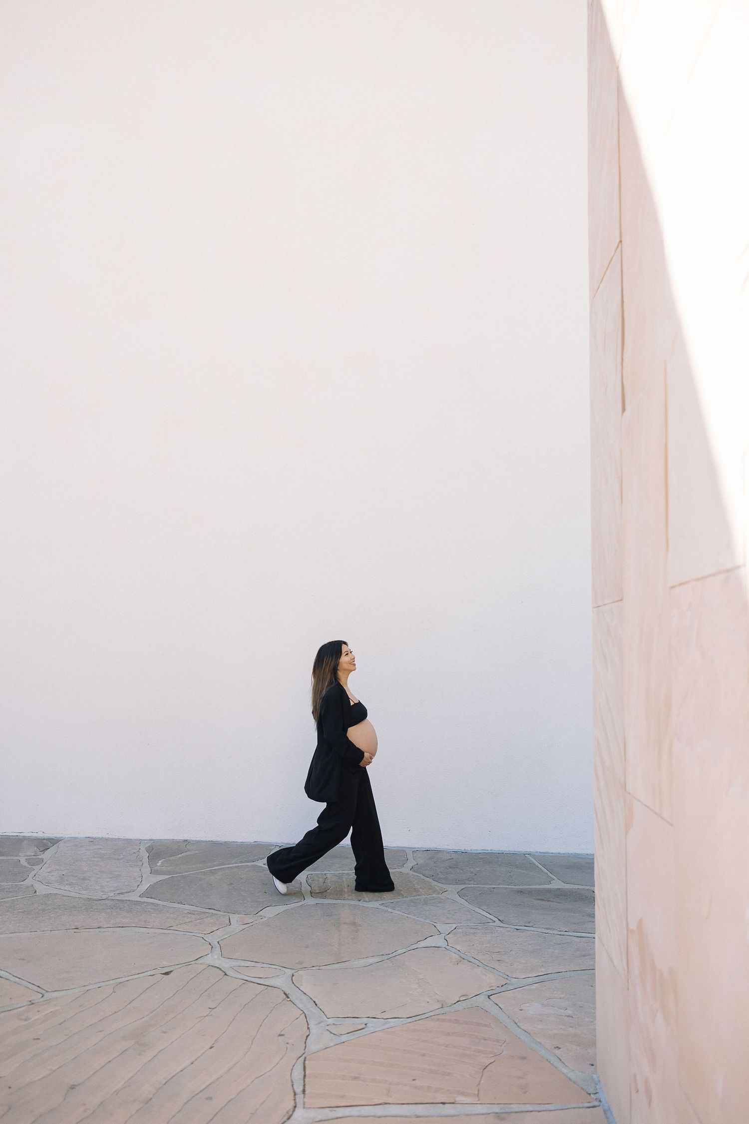 Maternity photoshoot outdoors in LA with clean, modern background