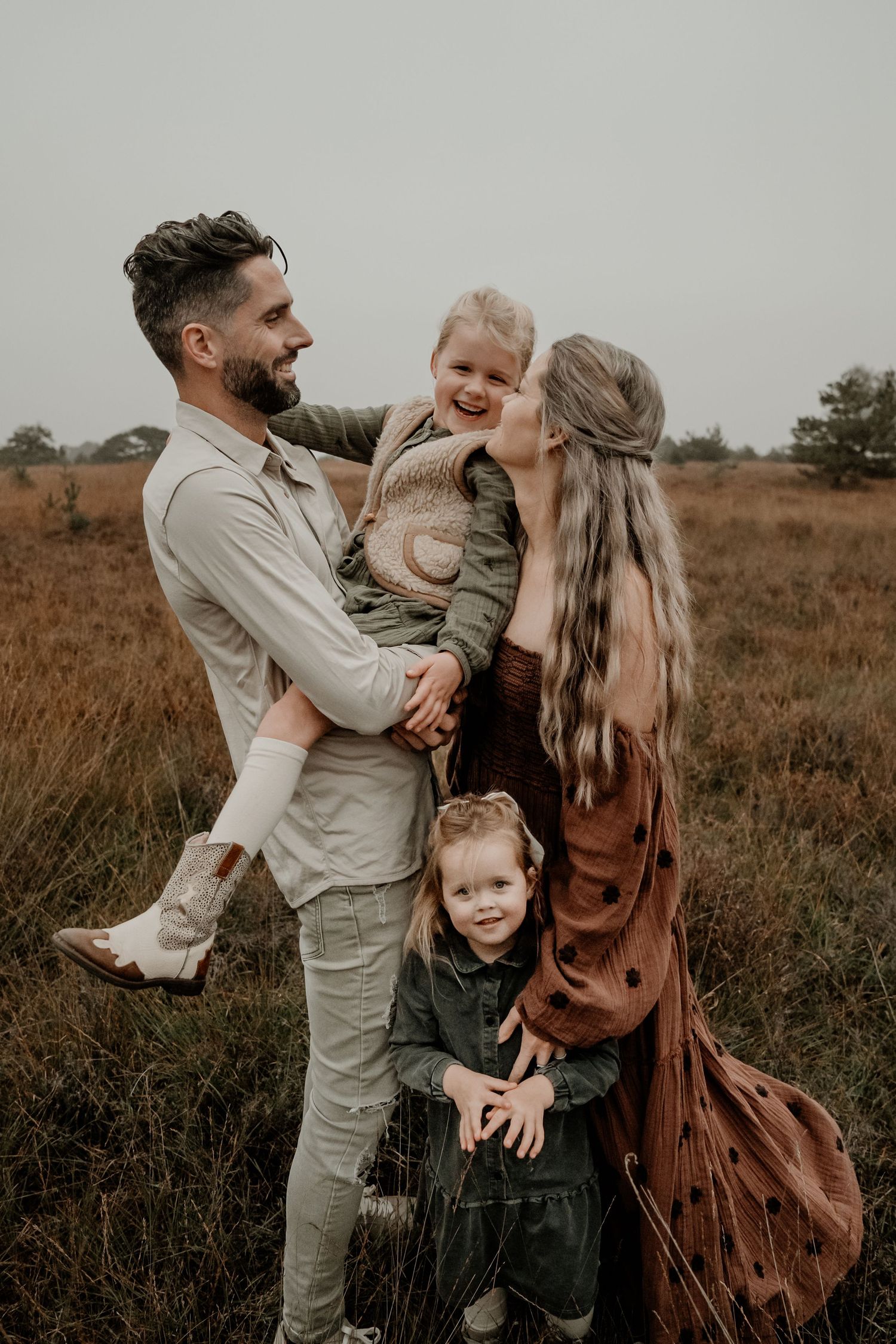 Een fotoshoot tijdens elk moment. Zoals dit gezin met het gouden uurtje. Genieten van elk moment.