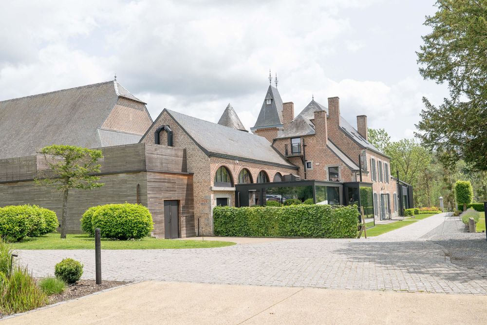entrée du chateau de vignée Rochefort, parfait pour une cérémonie de mariage sous le soleil