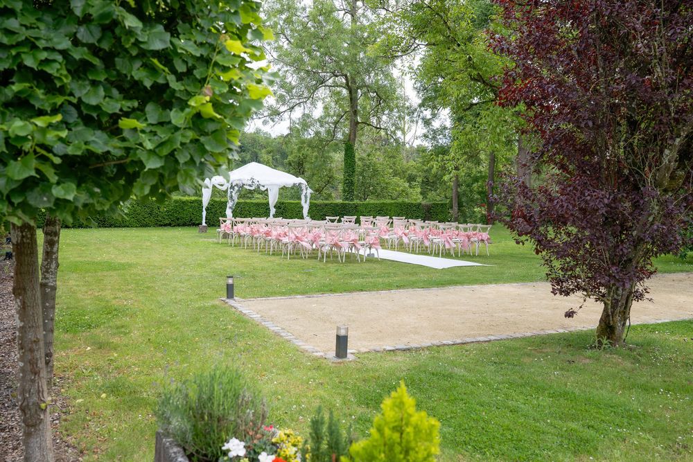 Photo du jardin du chateau de vignée, préparé pour une cérémonie de mariage au chateau de vignée, à Rochefort