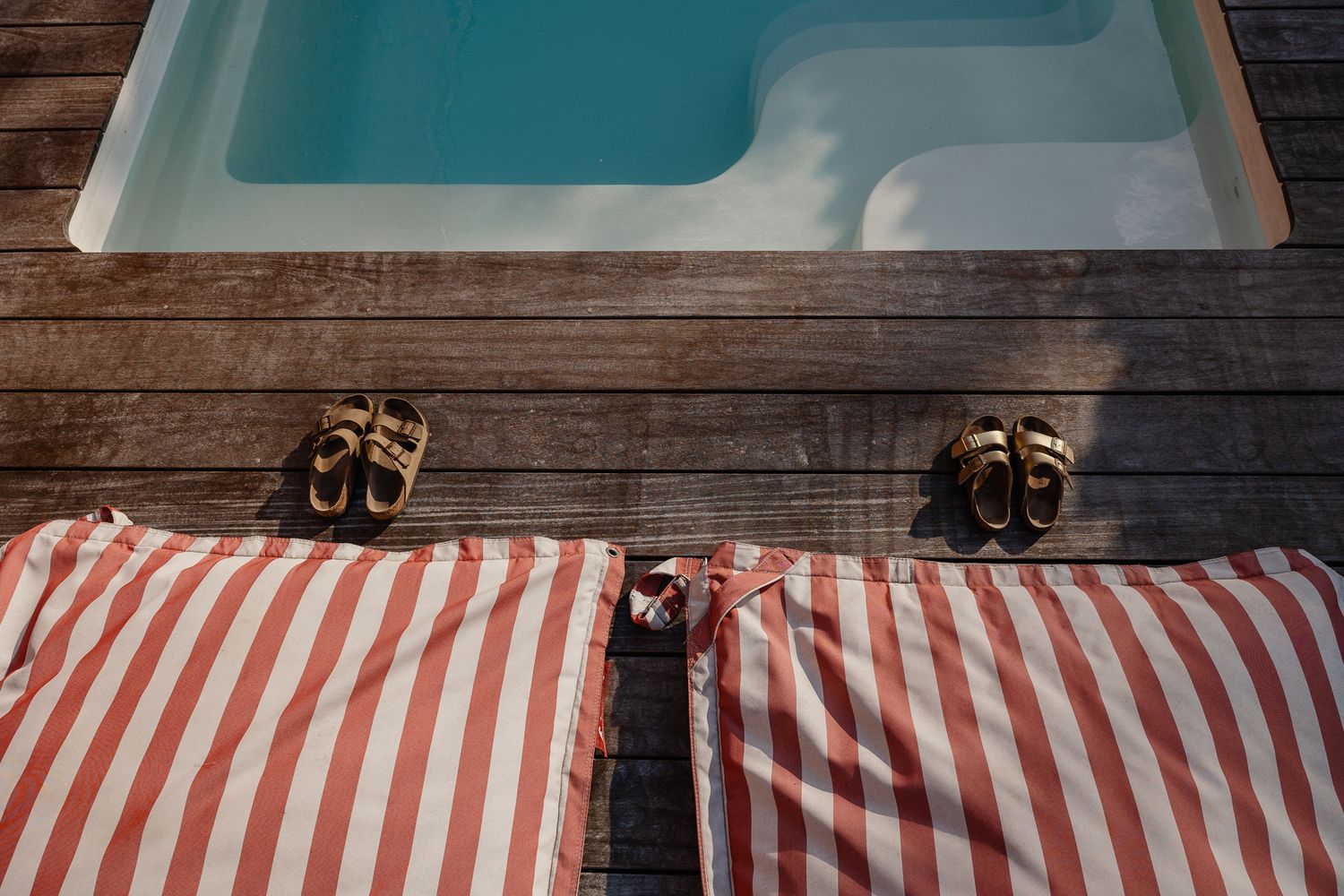 Shooting photo grossesse a Lille au bord de la piscine dans la lumiere doree du soir