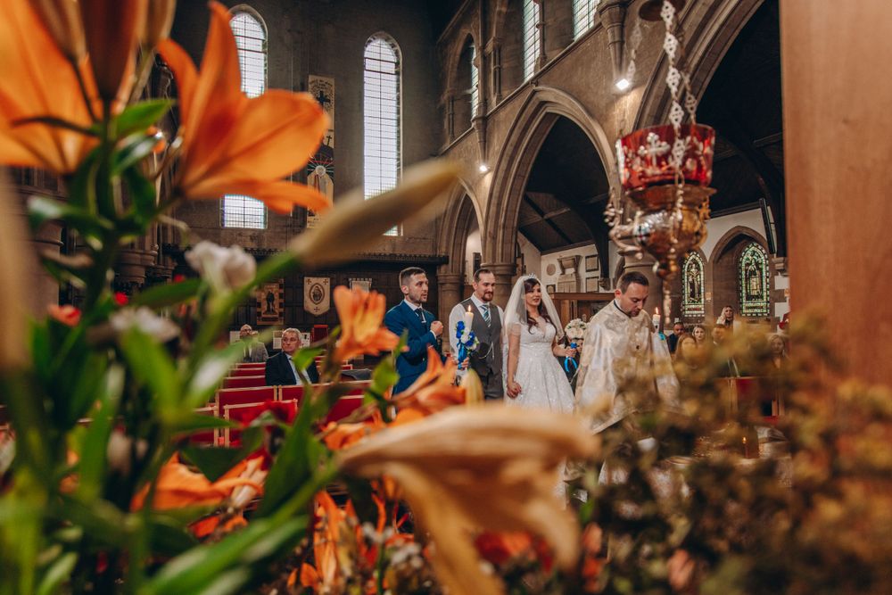 Slujba cununie religioasa, mireasa si mire in biserica. Fotograf profesionist de nunta in București si toată România. Preț mic, albume foto.