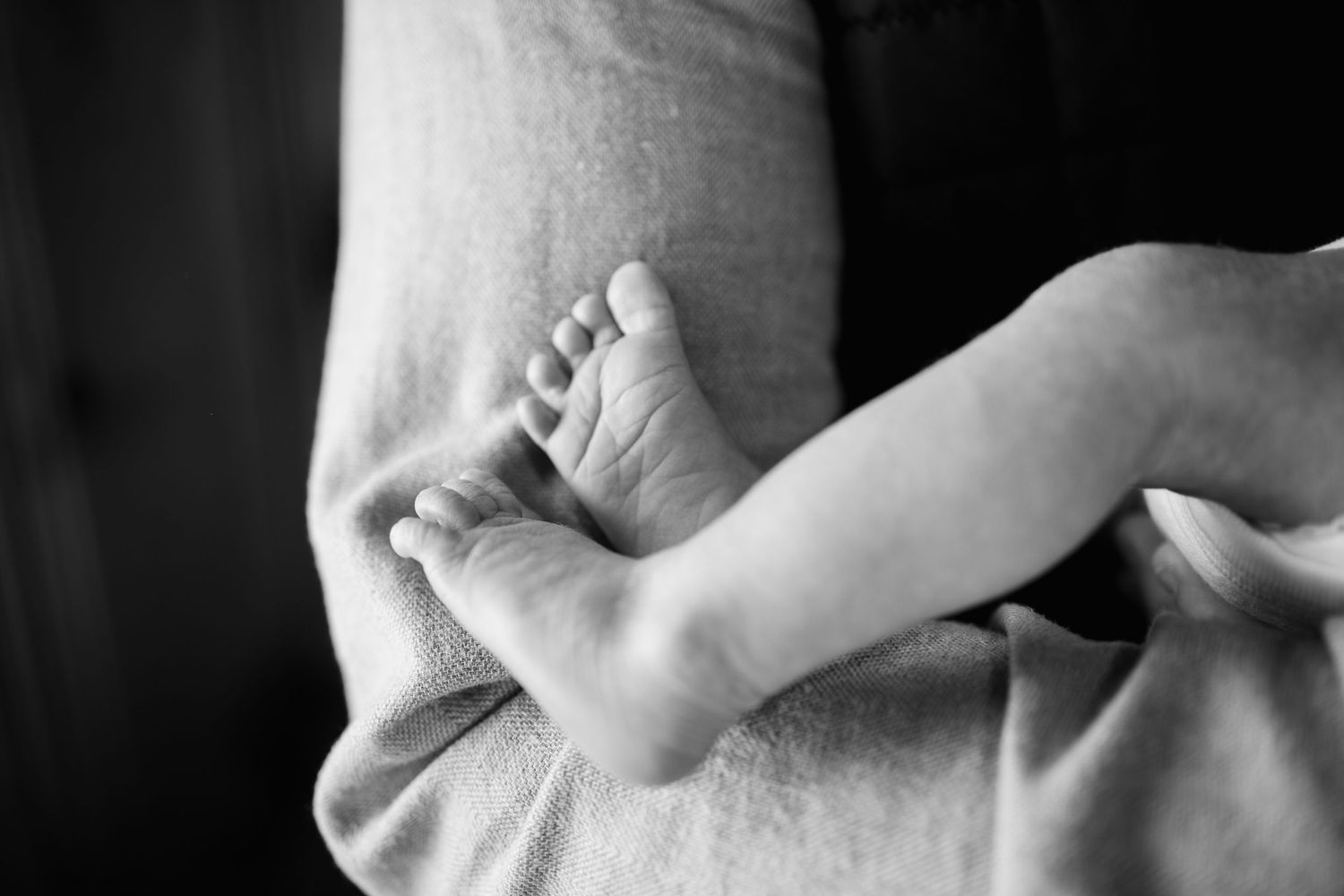 Central Illinois photographer captures baby's feet during newborn session in Lincoln, IL