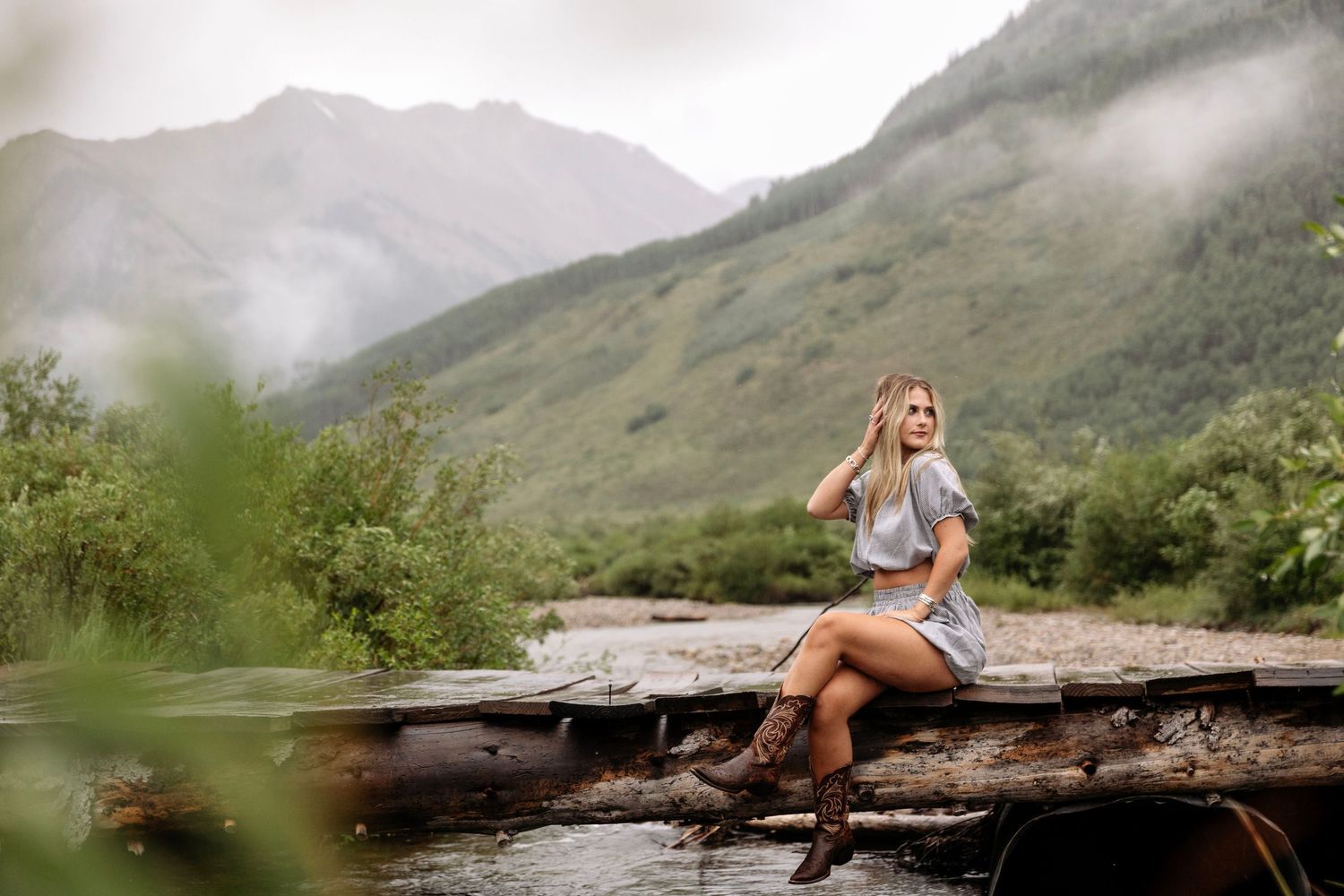 A misty mountain photo with an Aspen Senior during her senior photoshoot