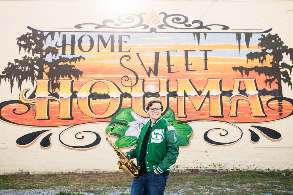 Decorative wall mural with text 'HOME SWEET HOME' in vintage style.