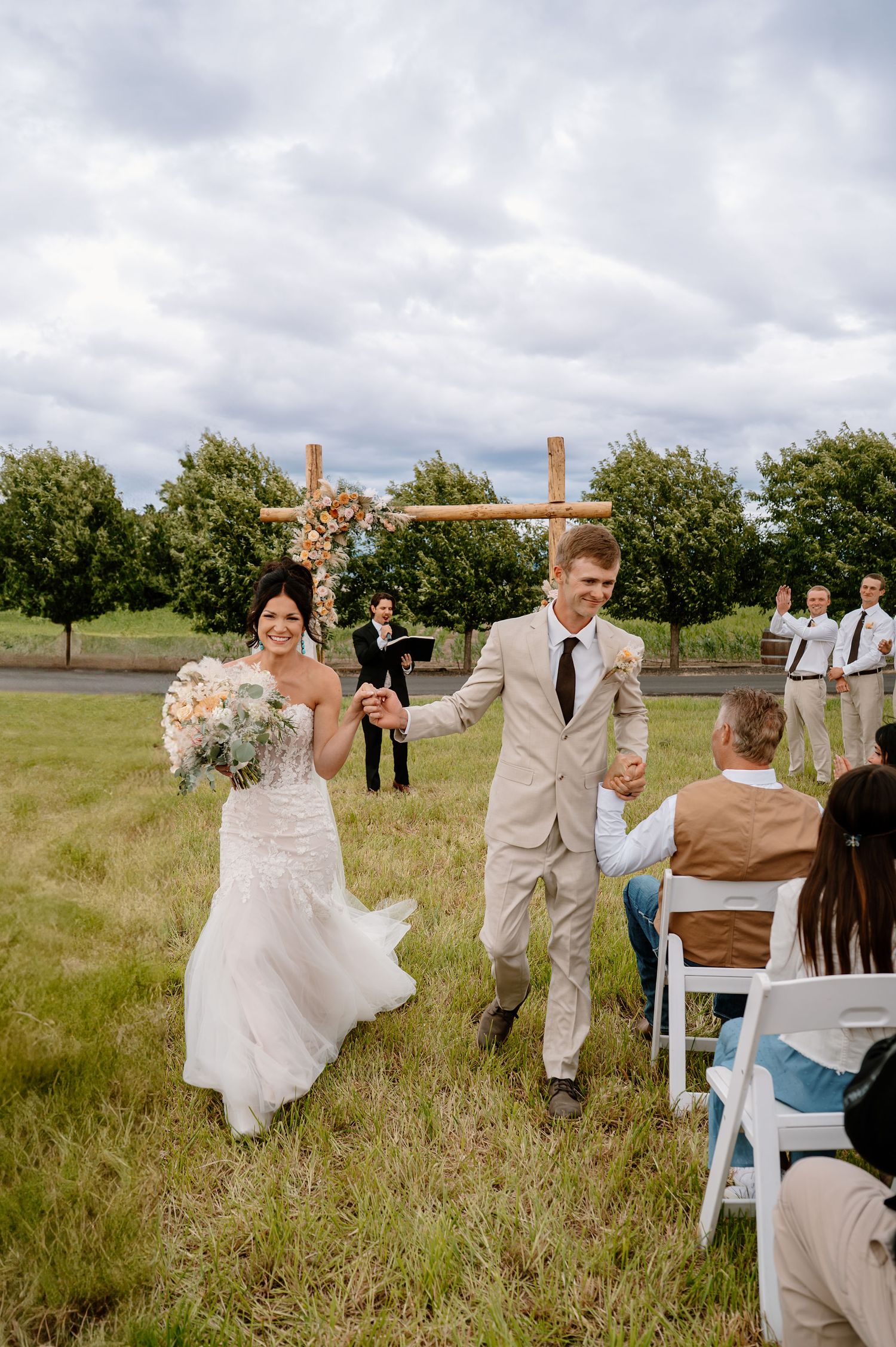 Elegant Western wedding ceremony in Oregon
