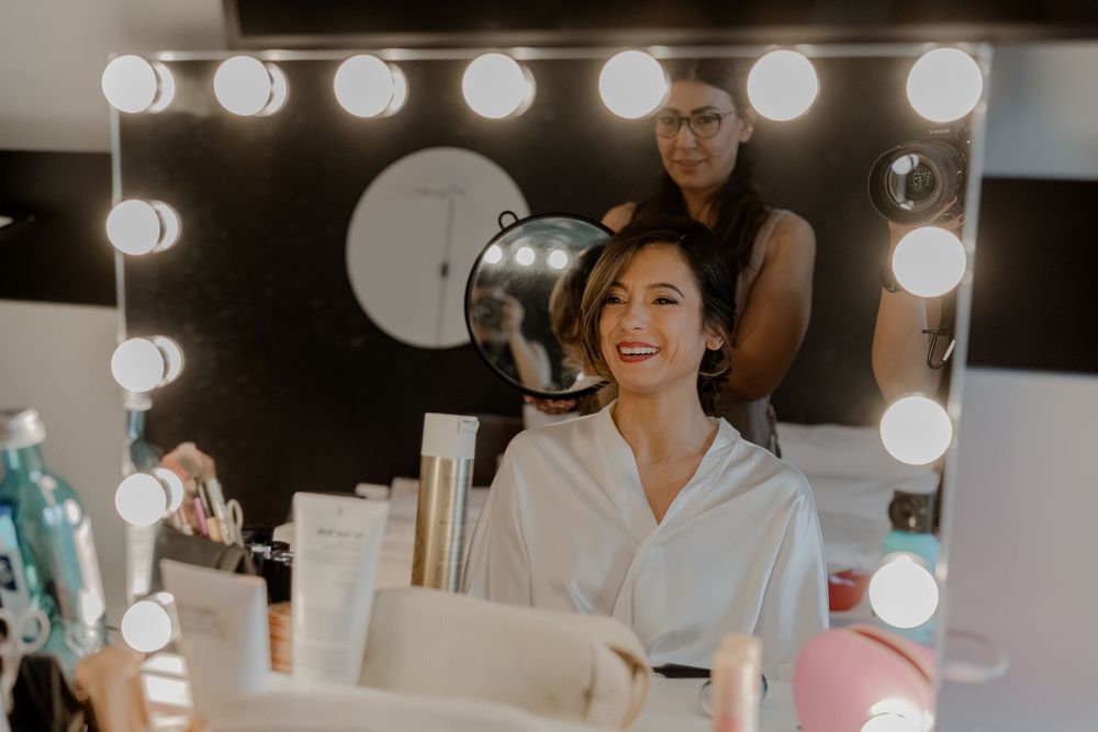 Das Getting Ready der Hochzeit im KPM Hotel beginnt mit dem Styling der Braut vor dem Spiegel. Sie ist emotional und sehr aufgeregt.