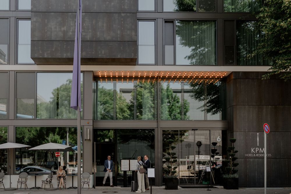 Das Getting Ready der Hochzeit und der Braut findet im KPM Hotel Berlin statt, wo die Hochzeitsfotografin zuerst hingefahren ist.