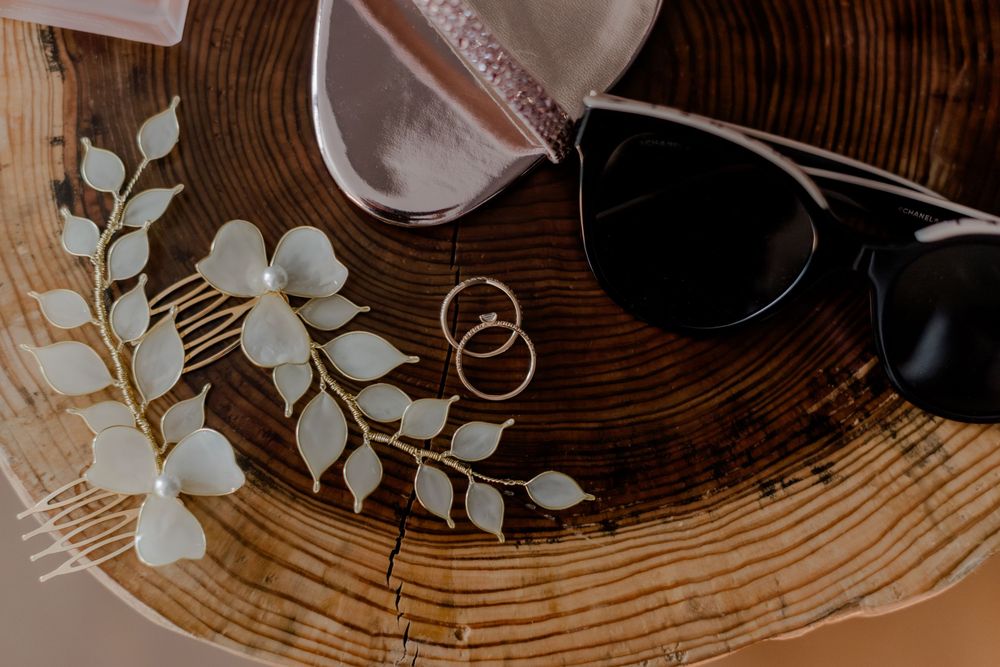 Das sind Detailaufnahmen von einer Hochzeit in Berlin beim Getting Ready der Braut. Dazu gehören, Schmuck, Schleier, Schuhe, und das Kleid.