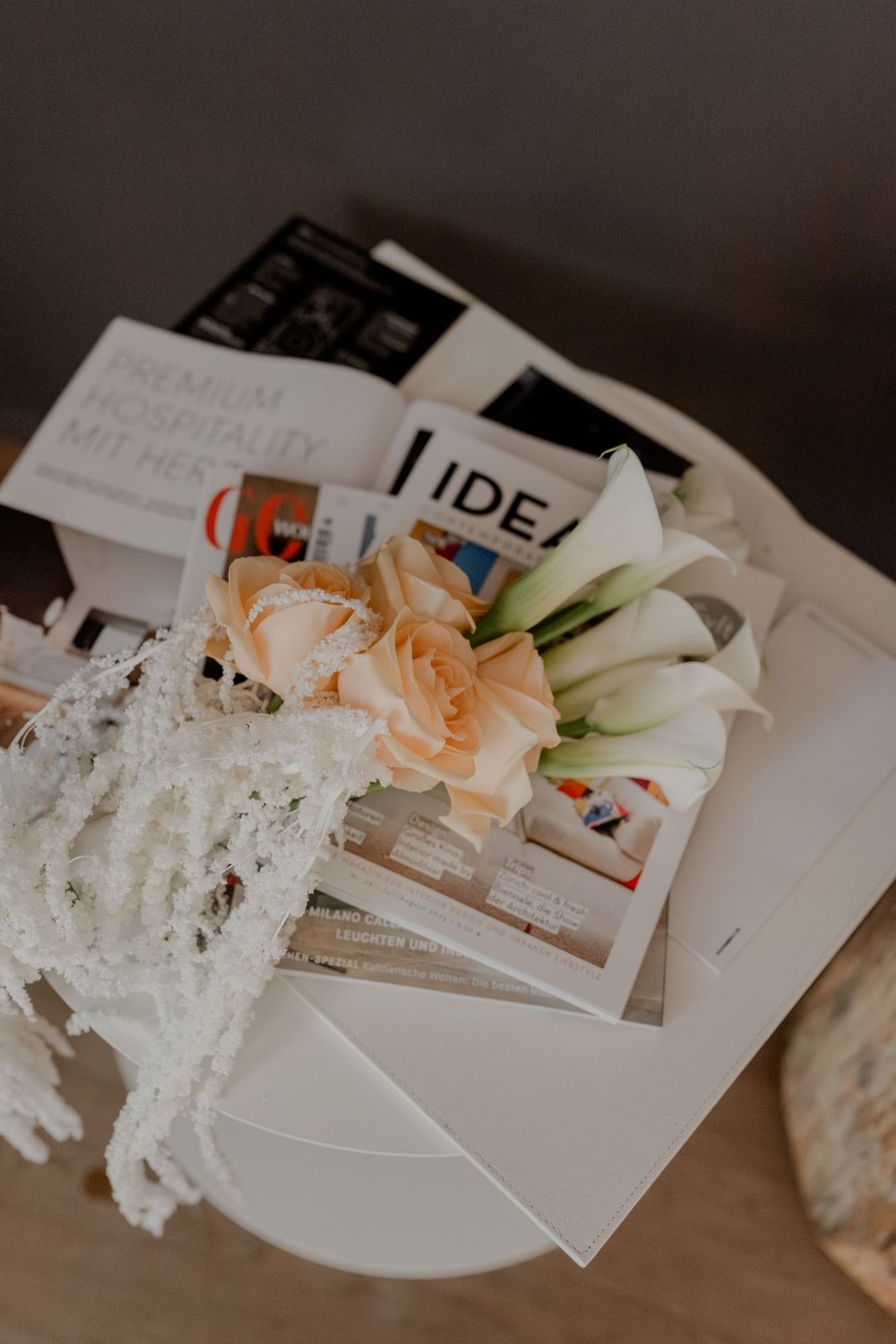 Das sind Detailaufnahmen von einer Hochzeit in Berlin beim Getting Ready der Braut. Dazu gehören, Schmuck, Schleier, Schuhe, und das Kleid.