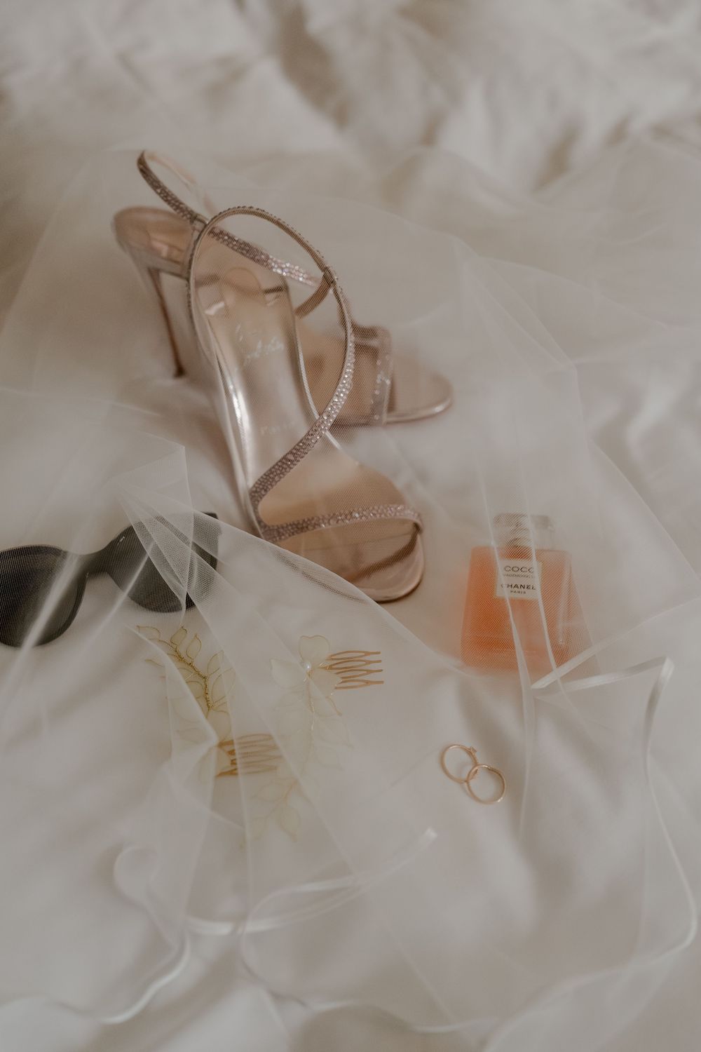 Beim Getting Ready der Hochzeit in Berlin im KPM Hotel sieht man die Schuhe und den Brautschleier der Braut. Der Look ist documentary.