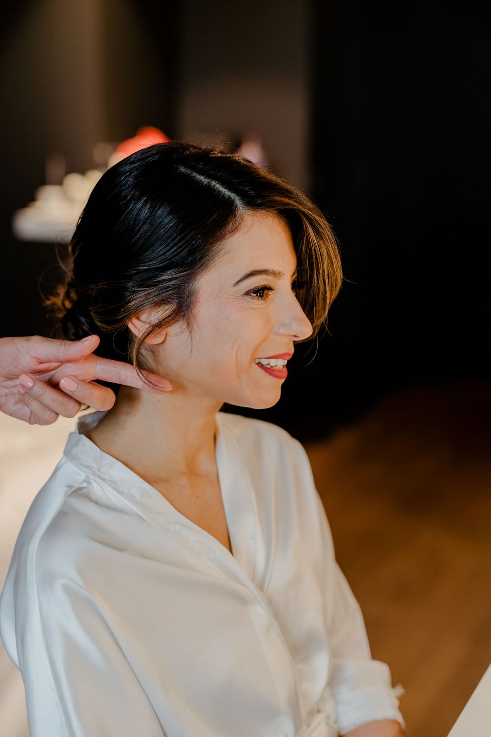 Das Getting Ready der Hochzeit im KPM Hotel beginnt mit dem Styling der Braut vor dem Spiegel. Sie ist emotional und sehr aufgeregt.