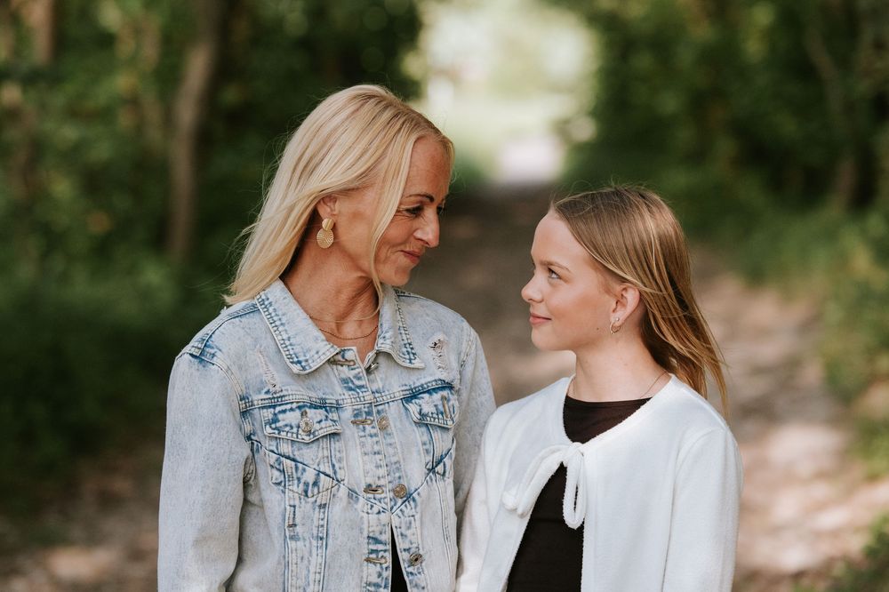 Mor och dotter fotografering i Klagshamn, Malmö. Varma porträtt med minnen som blivit föreviga.