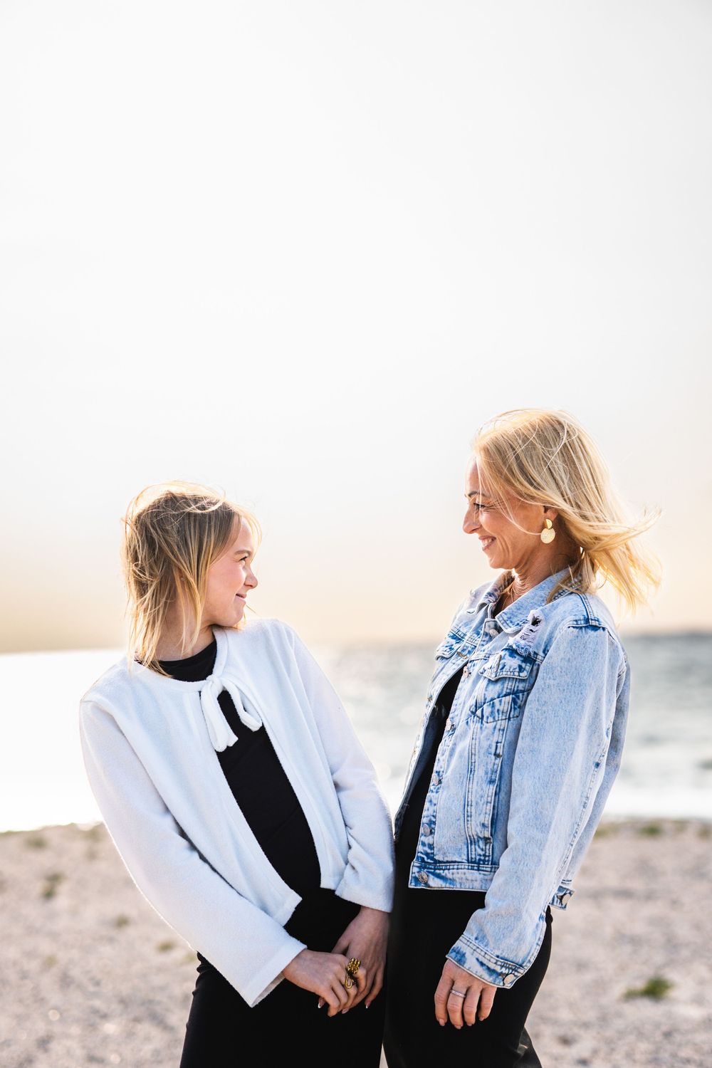 Mor och dotter fotografering i Klagshamn, Malmö. Varma porträtt med minnen som blivit föreviga.