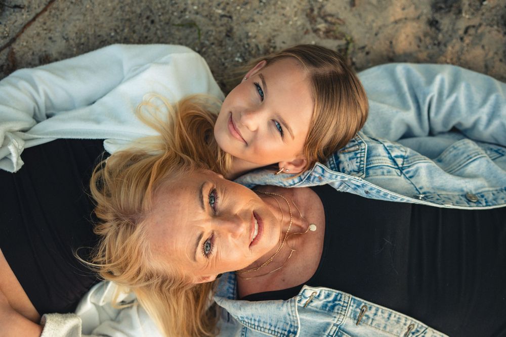 Mor och dotter fotografering i Klagshamn, Malmö. Varma porträtt med minnen som blivit föreviga.