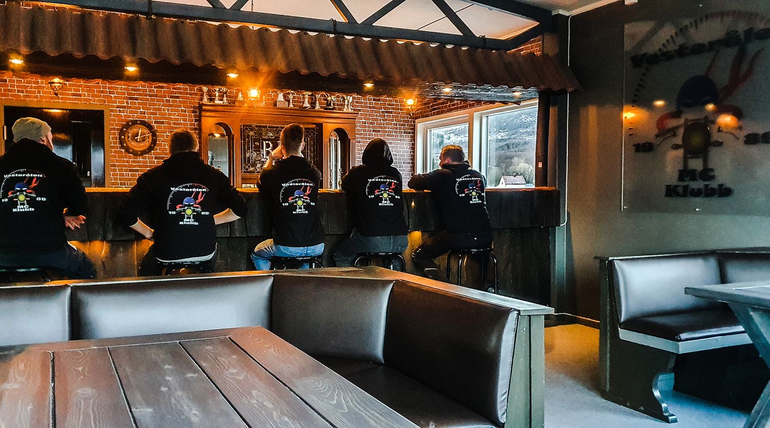 Medlemmer ikledd merch.