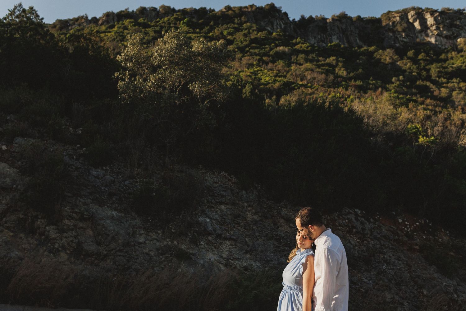 Pre-wedding photos in Arrábida with couple embracing by the cliffs in Setúbal