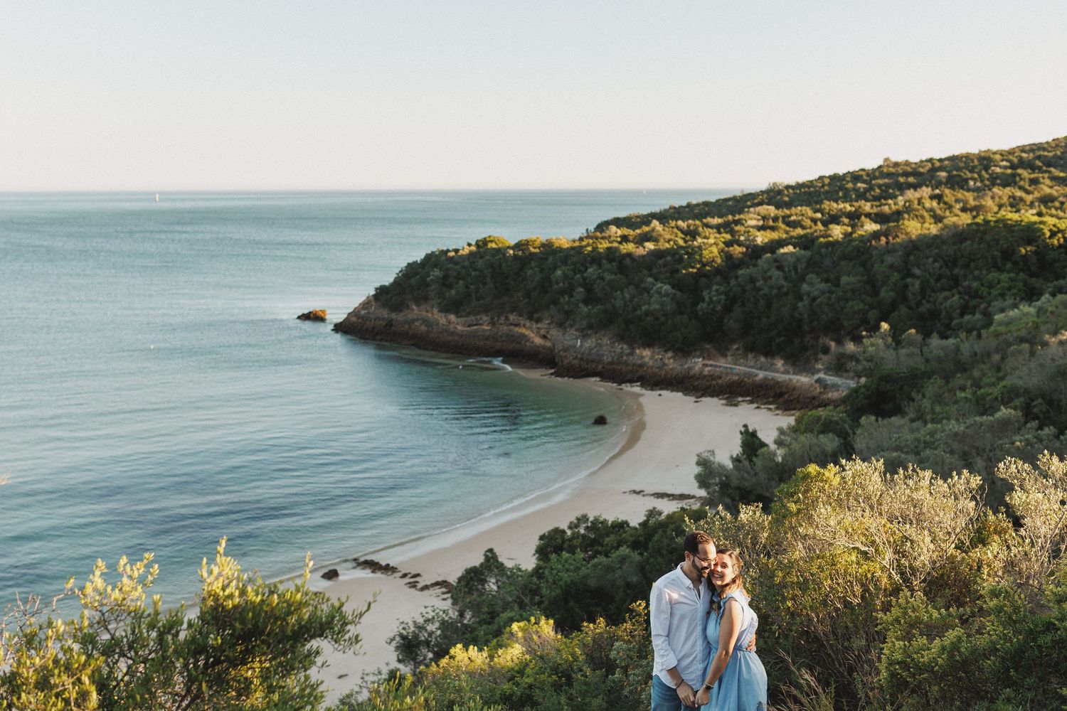 Pre-wedding photos in Arrábida coastline with couple enjoying ocean views in Setubal