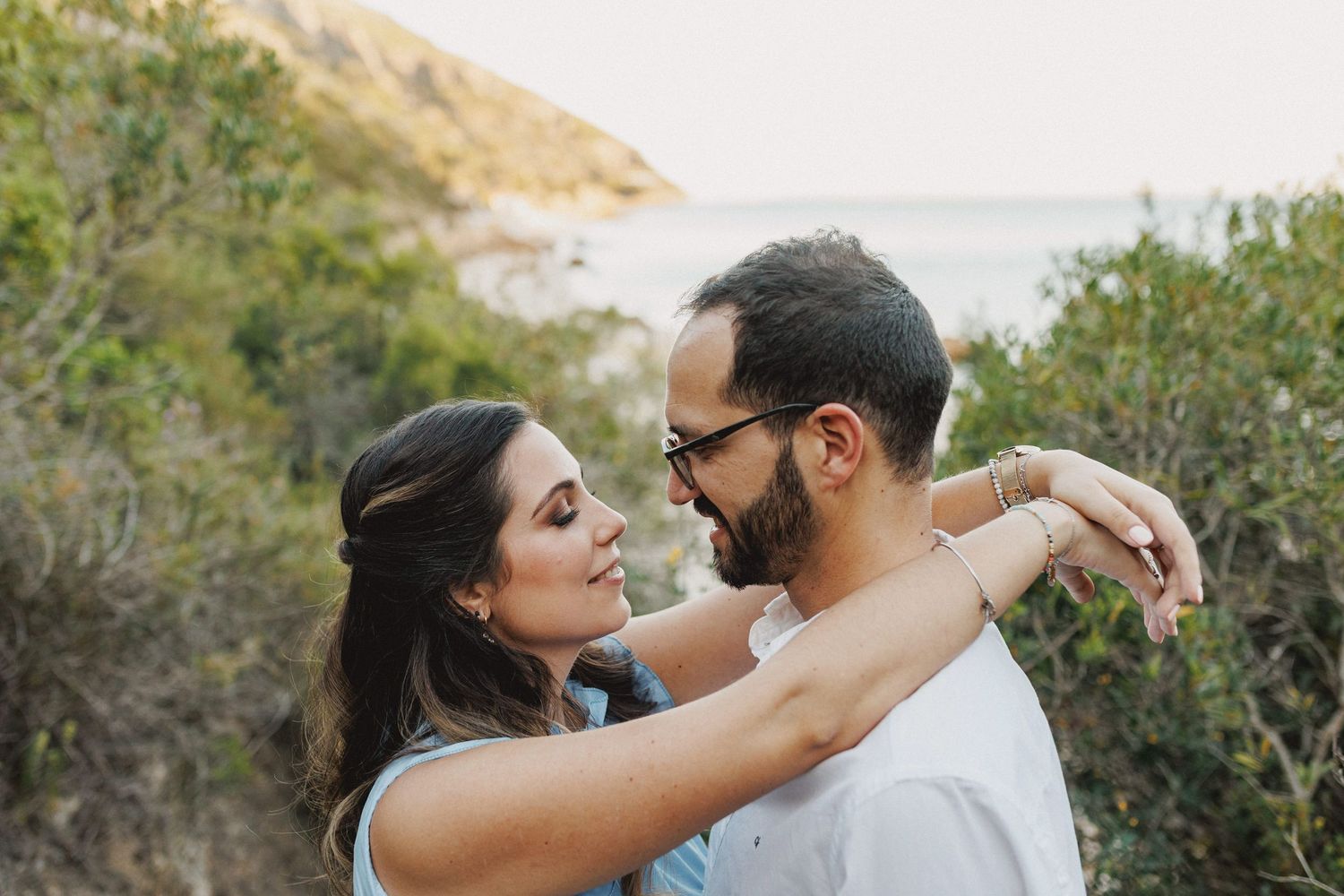 Intimate pre-wedding photos in Setúbal with couple close to each other in nature