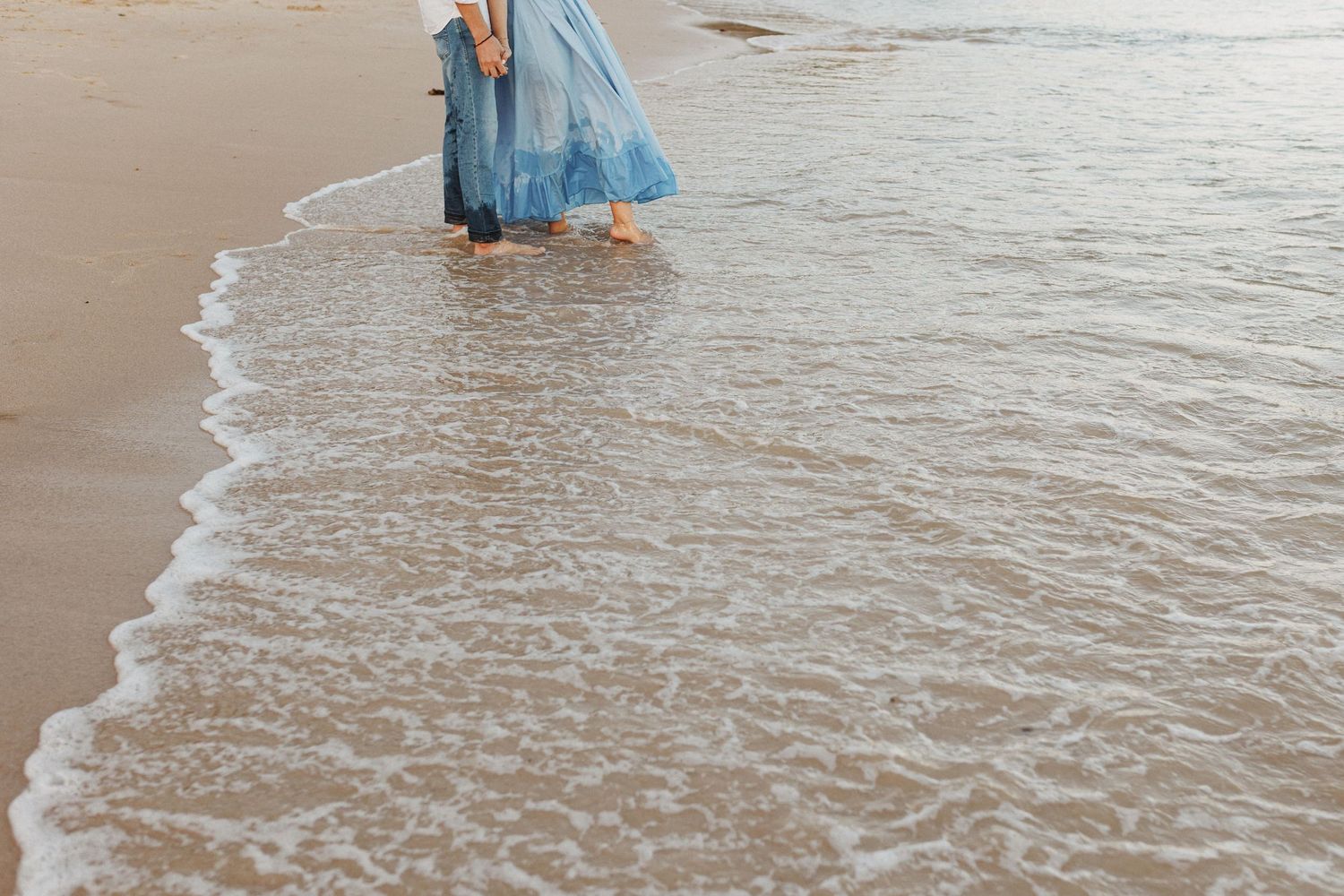Pre-wedding photos in Arrábida coastline with couple enjoying ocean views