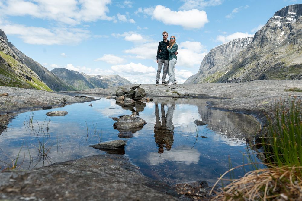 Matkailuvalokuvaajat luontoseikkailut Norjan Trollstigenillä, upeissa vuorimaisemissa.