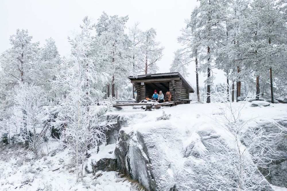 Retkeilyvaikuttajat Luontoseikkailut retkeilemässä Kukonkylän luontopolulla Sievissä. Laavu upealla paikalla.